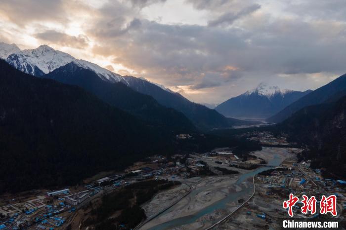 1月15日，西藏林芝波密县夕阳下的雪山。　江飞波 摄