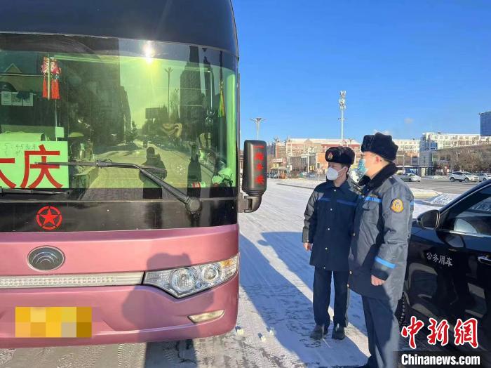 交通执法人员检查客运车辆手续。　黑龙江省交通运输厅供图