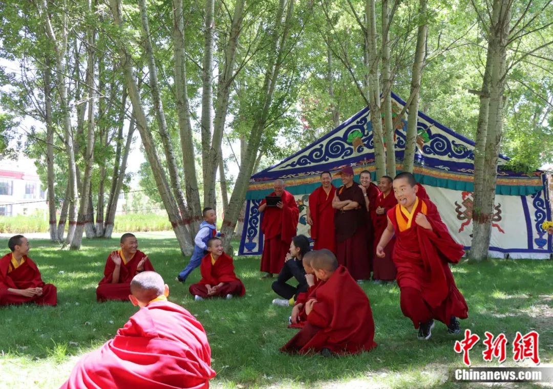 “六一”国际儿童节，西藏佛学院的少年活佛学员跟拉萨市第一小学的学生玩“丢手绢”的游戏。米玛欧珠 摄
