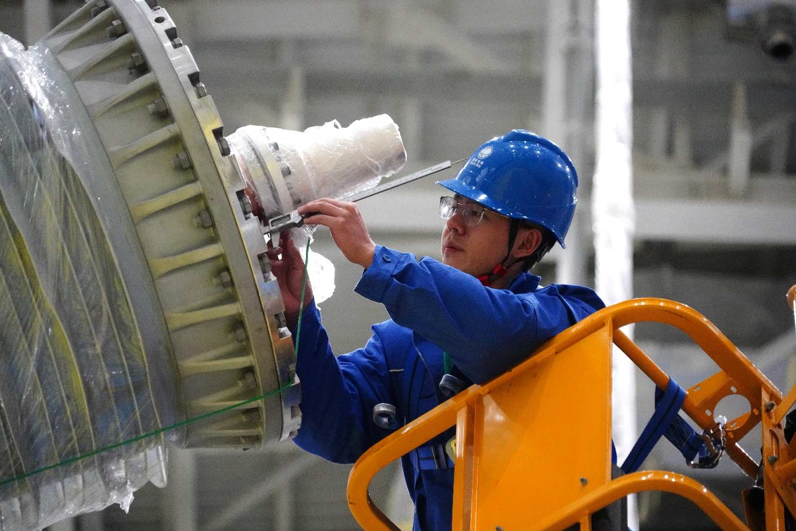 国网四川电力藏族员工次尔杜吉在布拖换流站验收变压器套管。郑自豪摄
