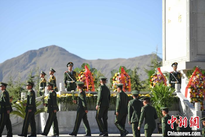 西藏举行烈士纪念日向烈士敬献花篮仪式