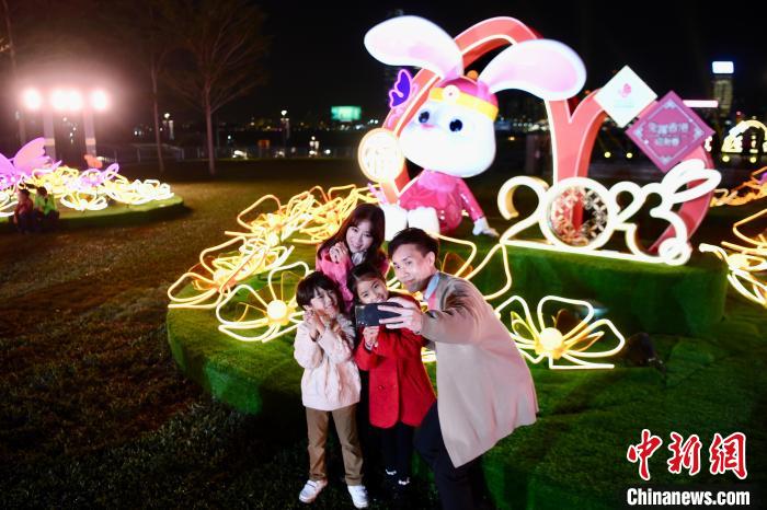 （新春见闻）香港“福兔”迎新春贺年互动装饰添气氛
