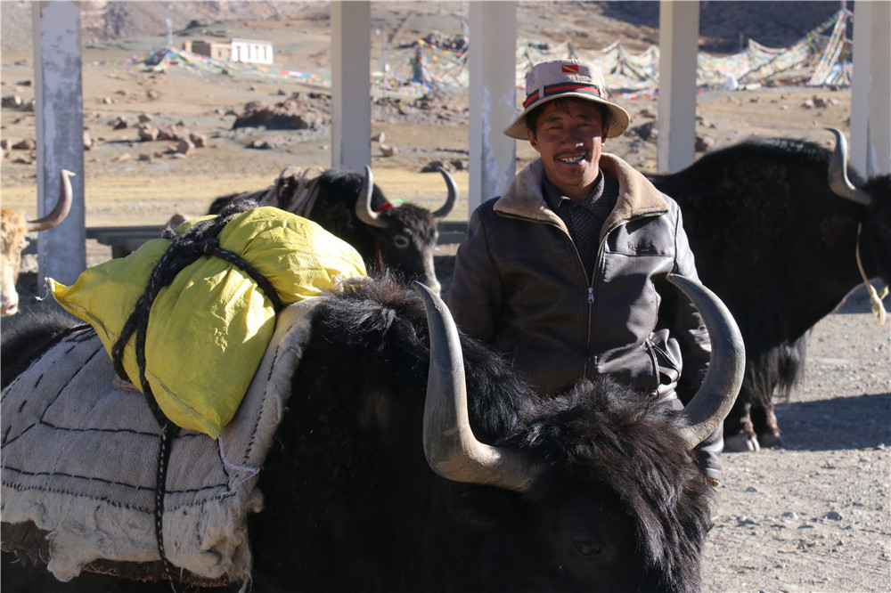 11.岗莎村牦牛队的牧民。噶哇扎西摄.jpg
