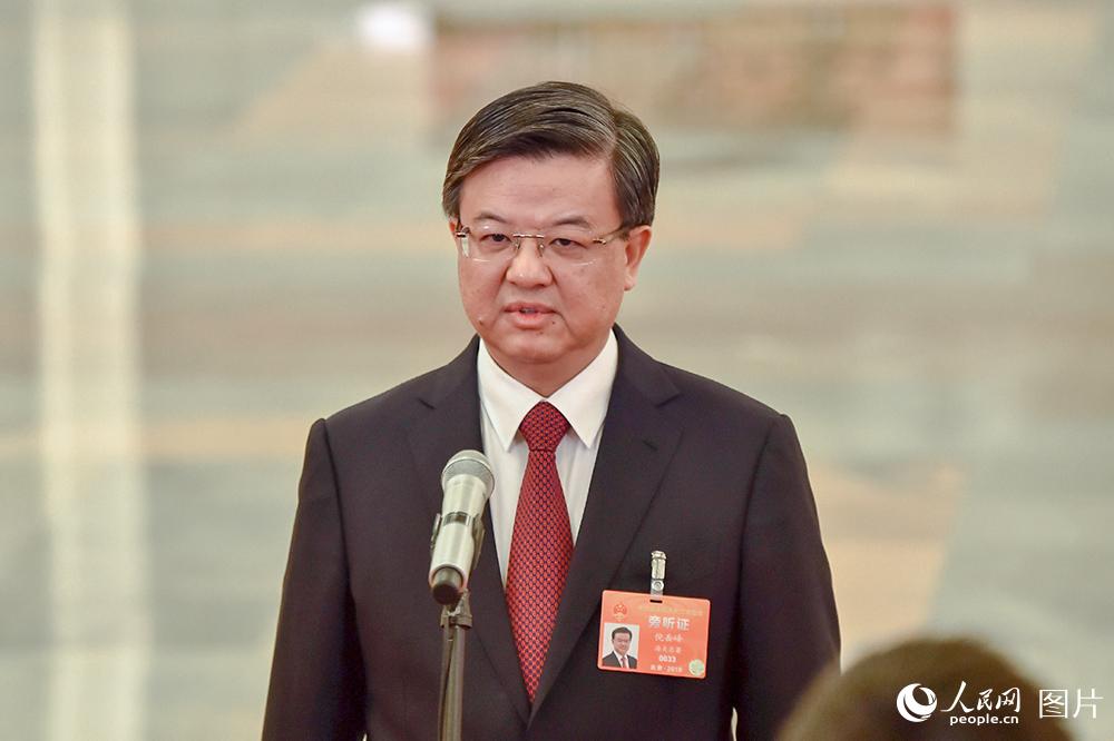 海关总署署长倪岳峰回答记者提问。